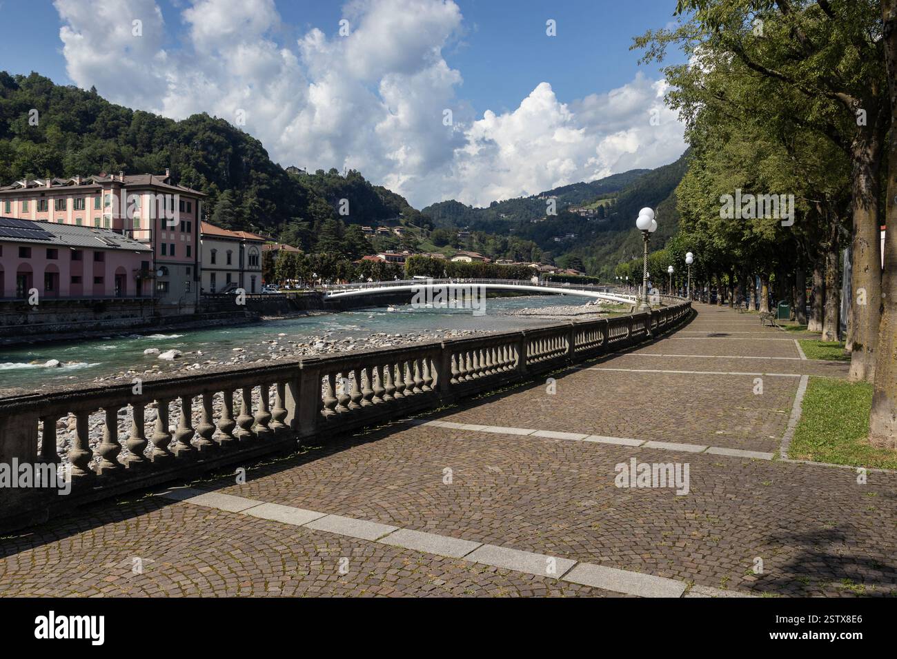 Veduta della passerella sul lungofiume, della nuova passerella pedonale e del fiume Brembo, nella splendida città termale di San Pellegrino Terme in provincia di Bergamo, Foto Stock Veduta della passerella sul lungofiume, della nuova passerella pedonale e del fiume Brembo, nella splendida città termale di San Pellegrino Terme in provincia di Bergamo, Foto Stock