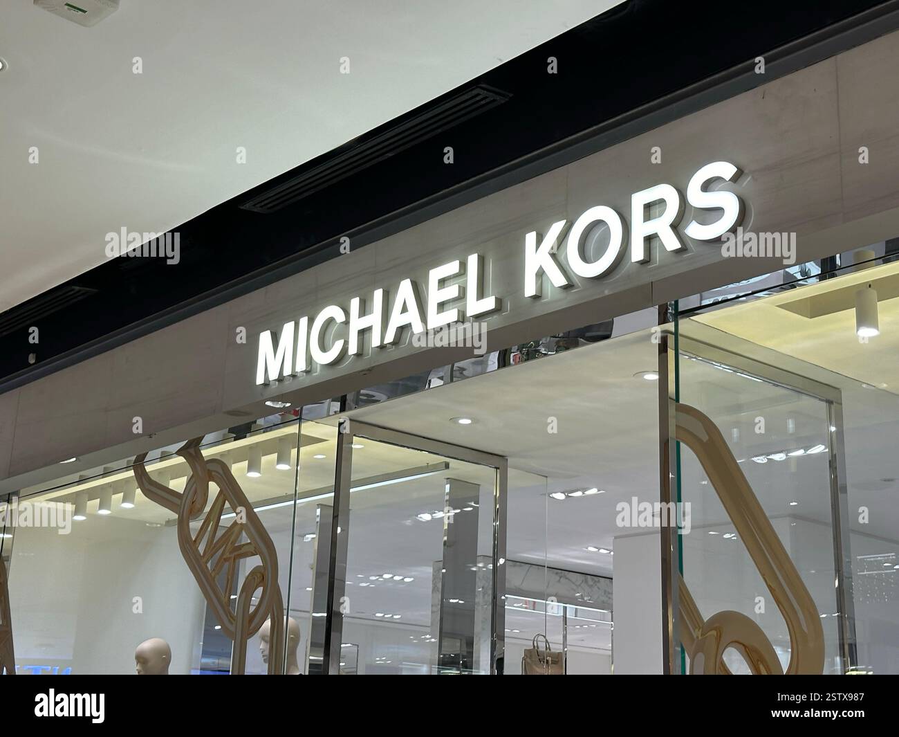 Bangkok, Thailandia - 3 gennaio 2024: Insegna Michael Kors Store. Michael Kors è un marchio di moda fondato nel 1981 da Michael Kors. - Immagine stock catturata con smartphone