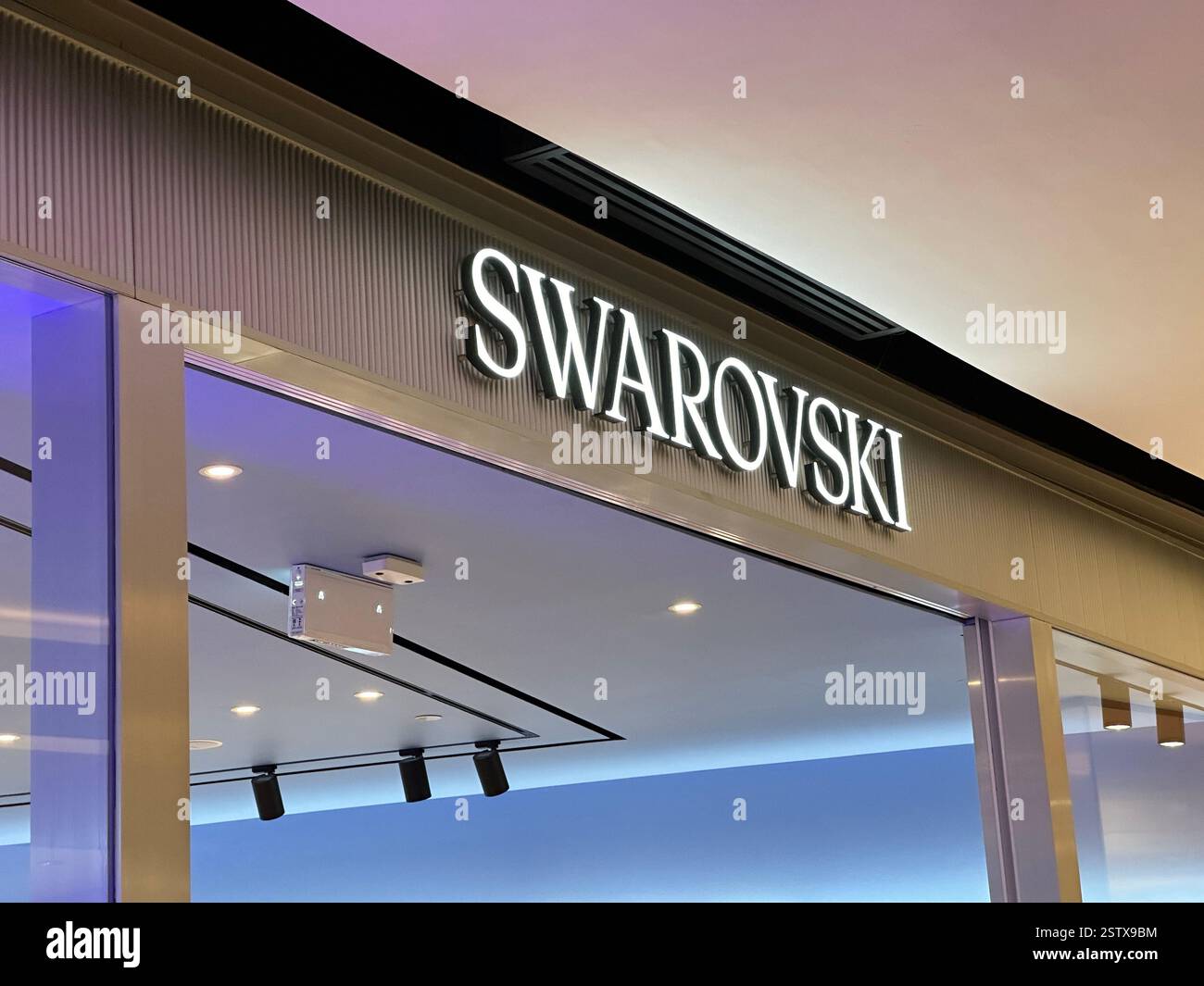 Bangkok, Thailandia - 3 gennaio 2024: Cartello Swarovski store. Swarovski è un produttore austriaco di vetro con sede a Wattens, Austria. Foto Stock