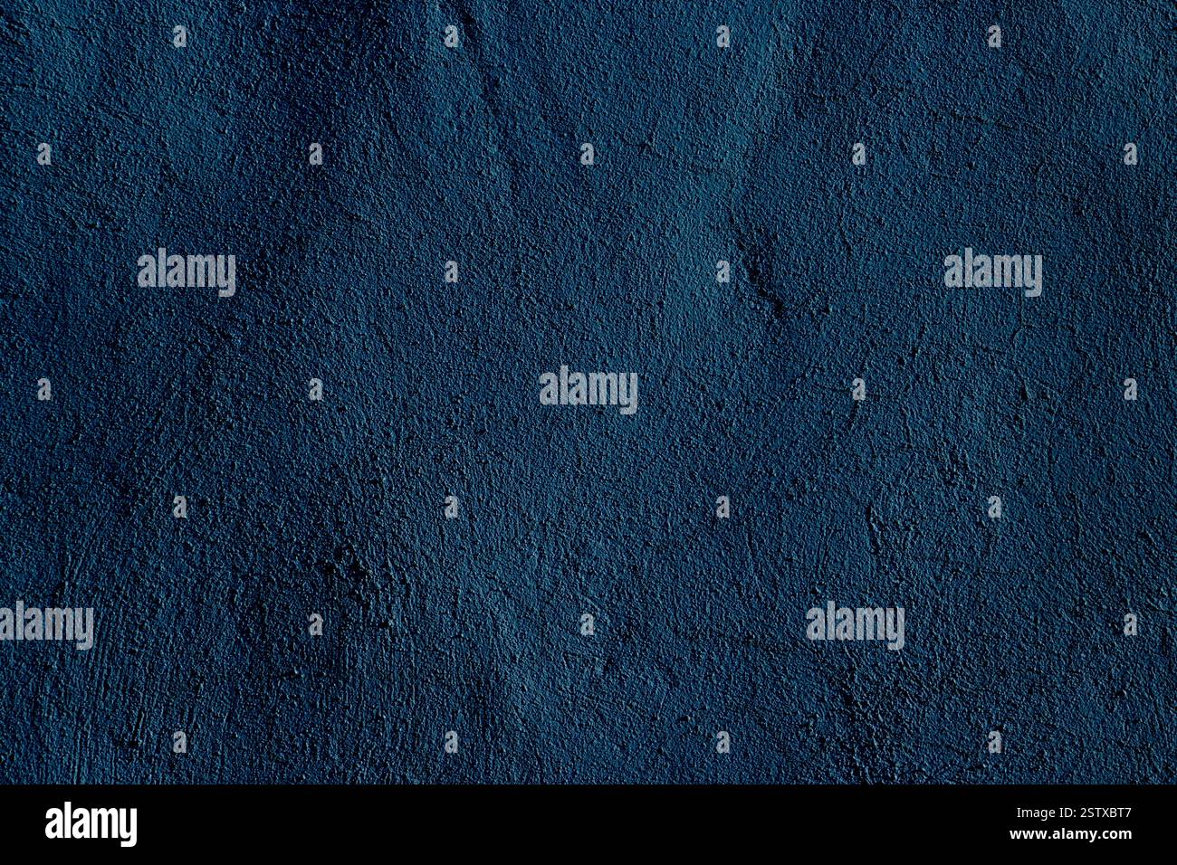 Superficie dalla texture astratta e vivace, caratterizzata da una ricca tonalità blu. Ideale per progetti di progettazione, sfondi e applicazioni visive creative. Foto Stock