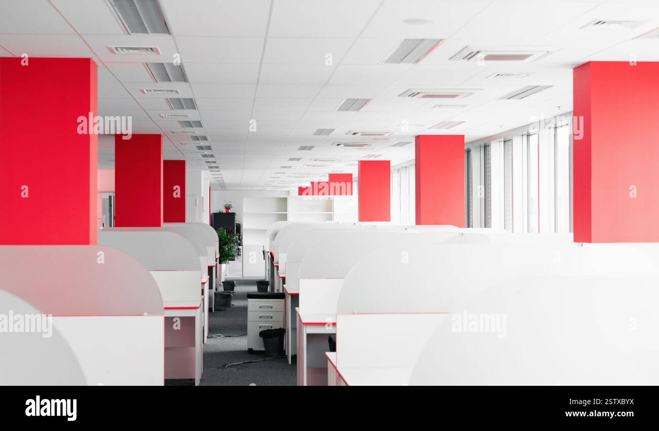 Interni vuoti e moderni con tavoli bianchi e colonne rosse. Riduzione della vista prospettica delle righe di tabelle all'interno di spazi aperti. Foto Stock