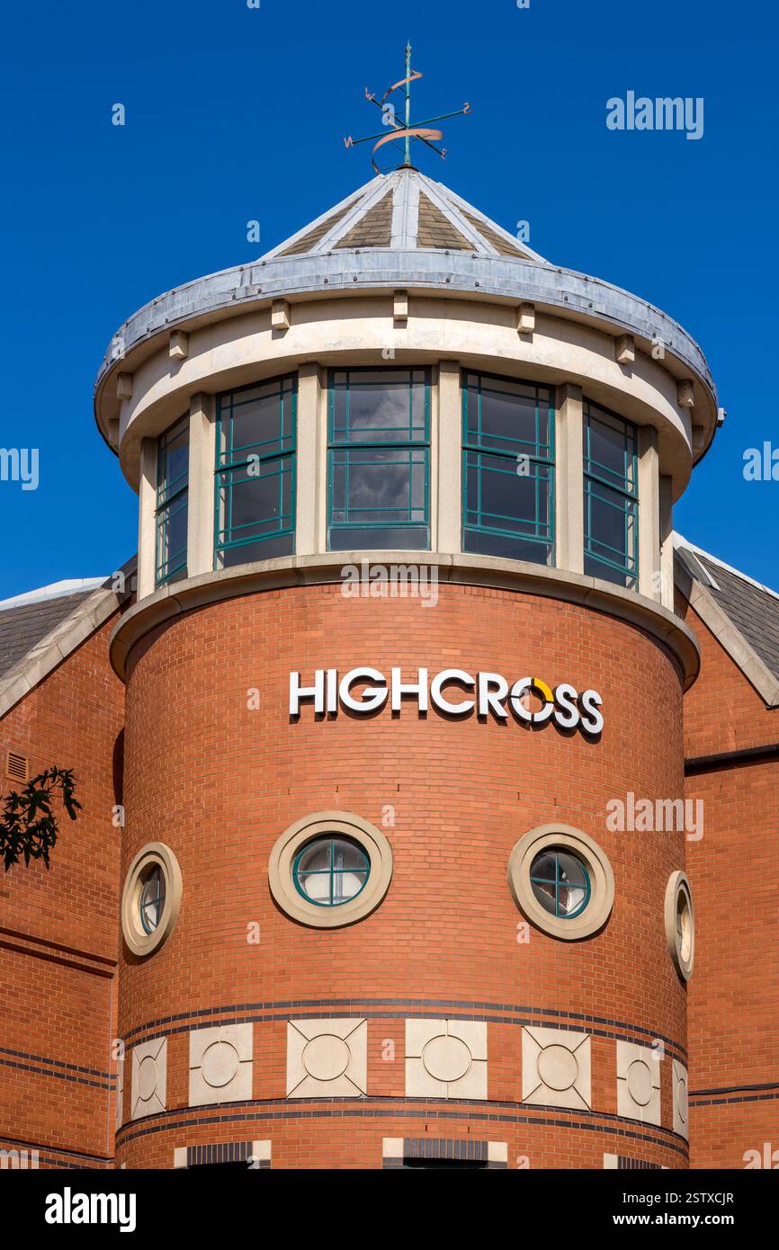 Torre in mattoni ornata e illuminata dal sole ad un angolo del centro commerciale Highcross a Leicester, con cielo azzurro e limpido sopra, Inghilterra Regno Unito. Foto Stock
