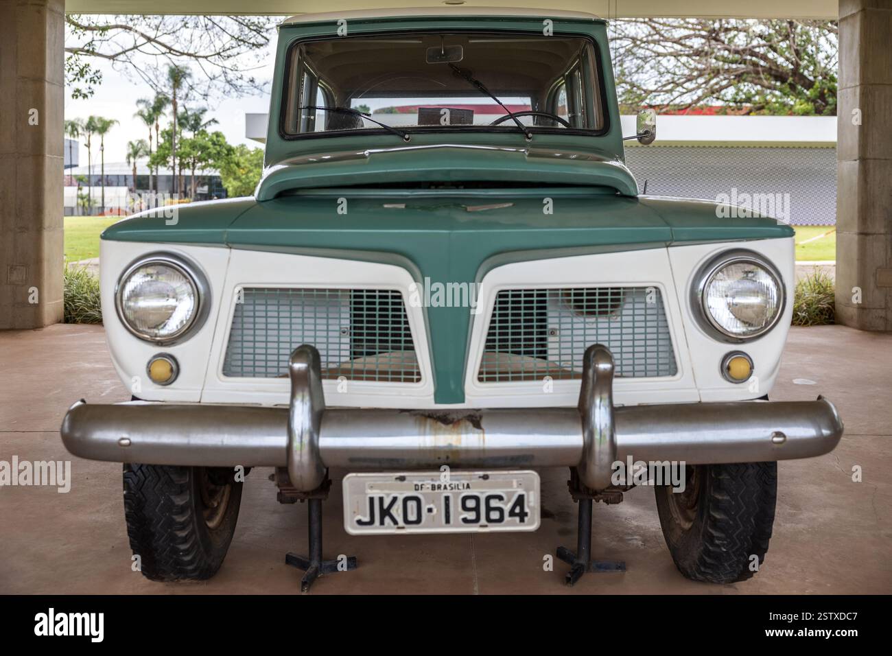 Ford, Willy Rural, auto usata da Juscelino Kubitschek de Oliveira, durante una visita illegale, Brasilia Palace Hotel, 1958, edificio, progettato da Oscar Nie Foto Stock