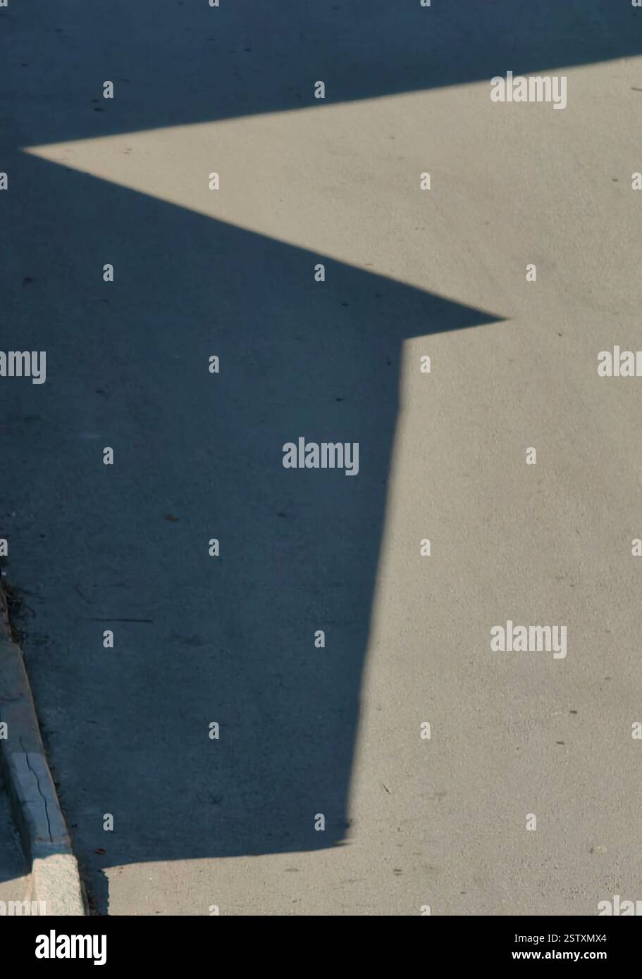 Architectural Shadow Play su asfalto Foto Stock