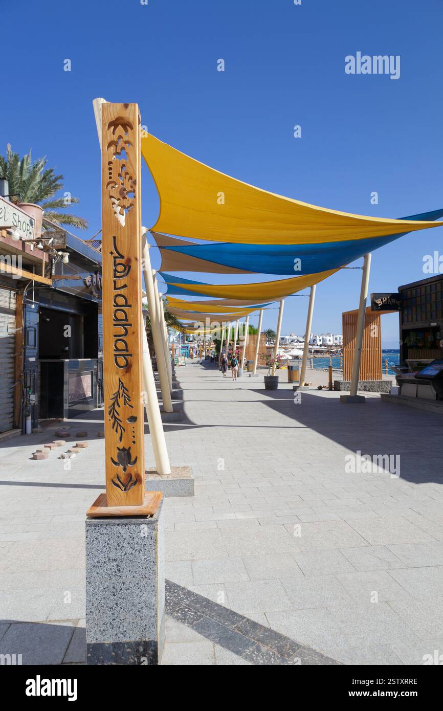 Passeggiata lungo il lungomare di Dahab, Dahab, Egitto Foto Stock