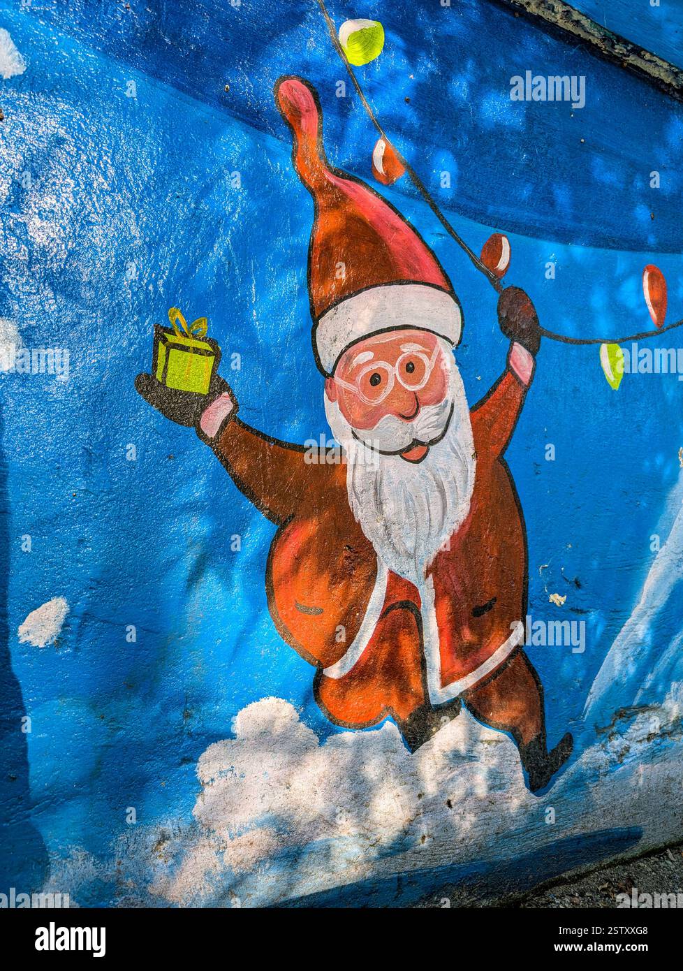 Feb'17th2025 Dehradun Uttarakhand India. Colorata arte murale di Babbo Natale con una carrozza per renne a Dehradun, Uttarakhand, creata da artisti locali Foto Stock