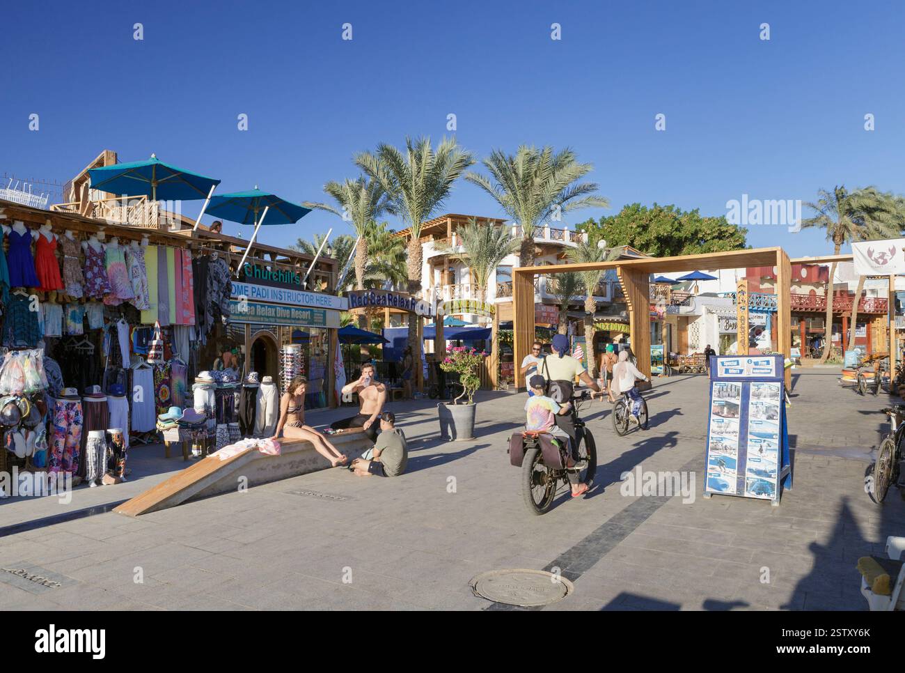 Passeggiata lungo il lungomare di Dahab, Dahab, Egitto Foto Stock