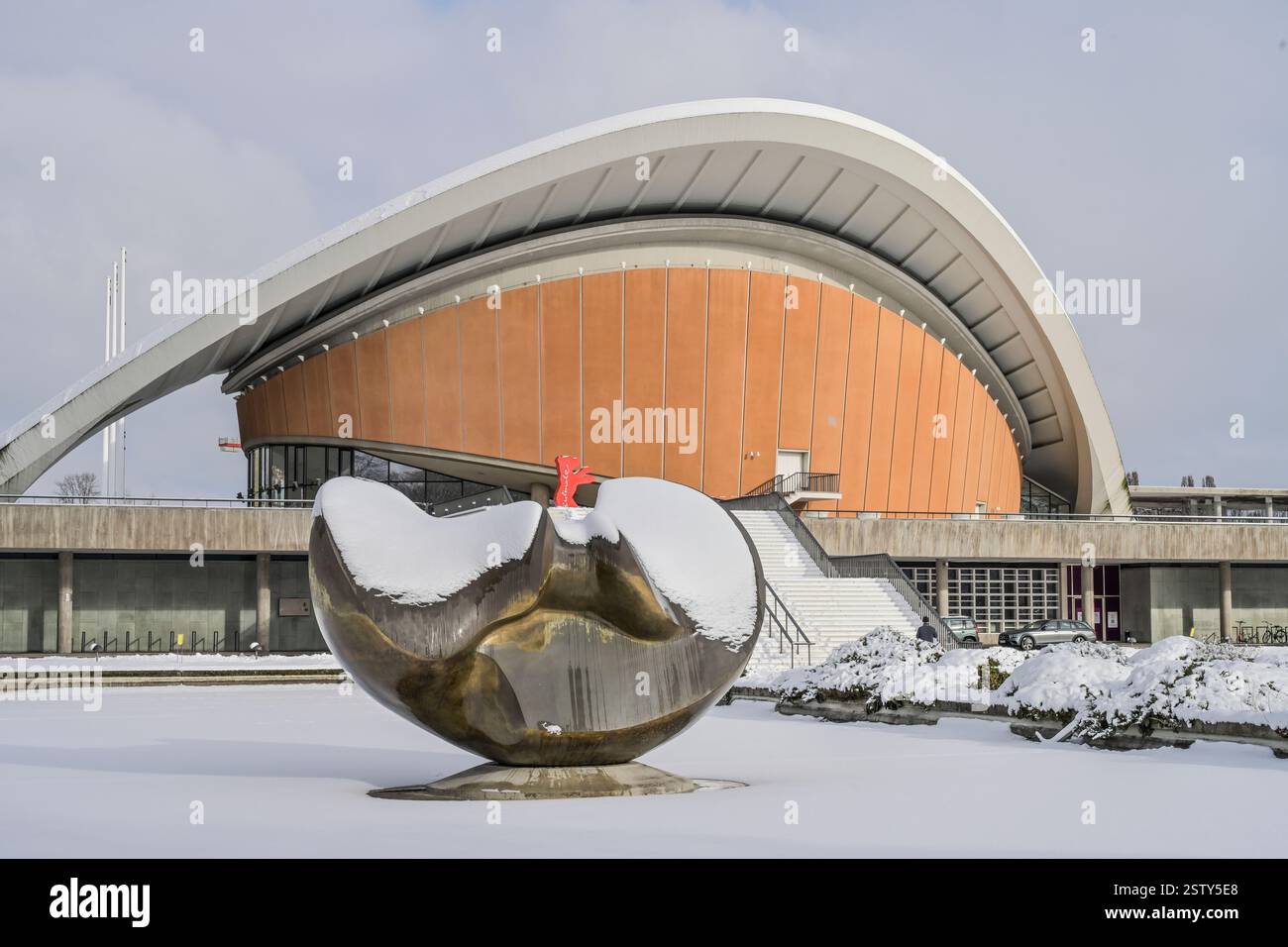 Winter, Schnee, Henry Moore: Large Divided oval Butterfly, Haus der Kulturen der Welt, John-Foster-Dulles-Allee, Tiergarten, Berlino, Deutschland Foto Stock