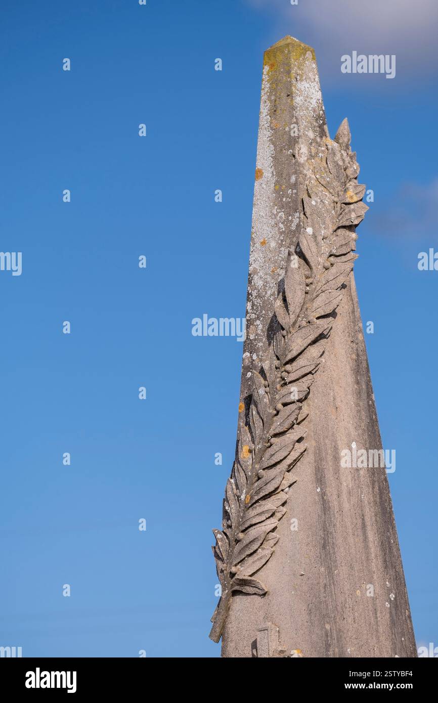 Ramo di Laurel sul simbolo egiziano di un obelisco Foto Stock