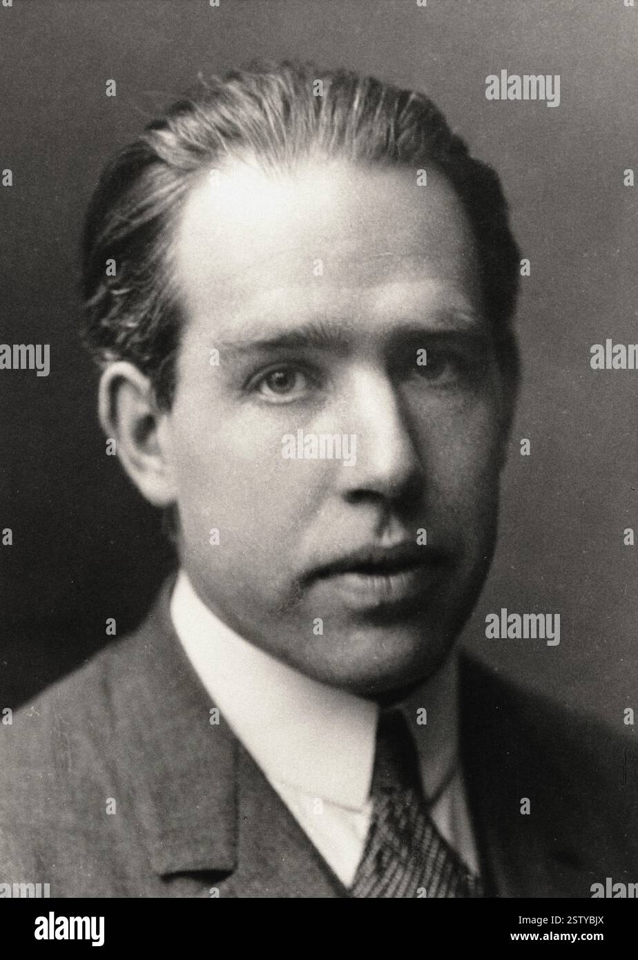Ritratto di Bohr, Niels Henrik David (1885-1962) fisico danese - documento storico, fotografo sconosciuto Foto Stock