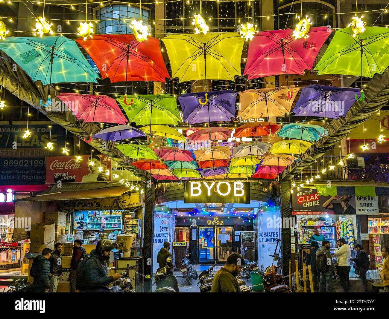 15-2025 Dehradun Uttarakhand India. Illuminazione a soffitto colorata e ombrelloni illuminati che coprono il tetto di un cortile del centro commerciale durante le feste Foto Stock