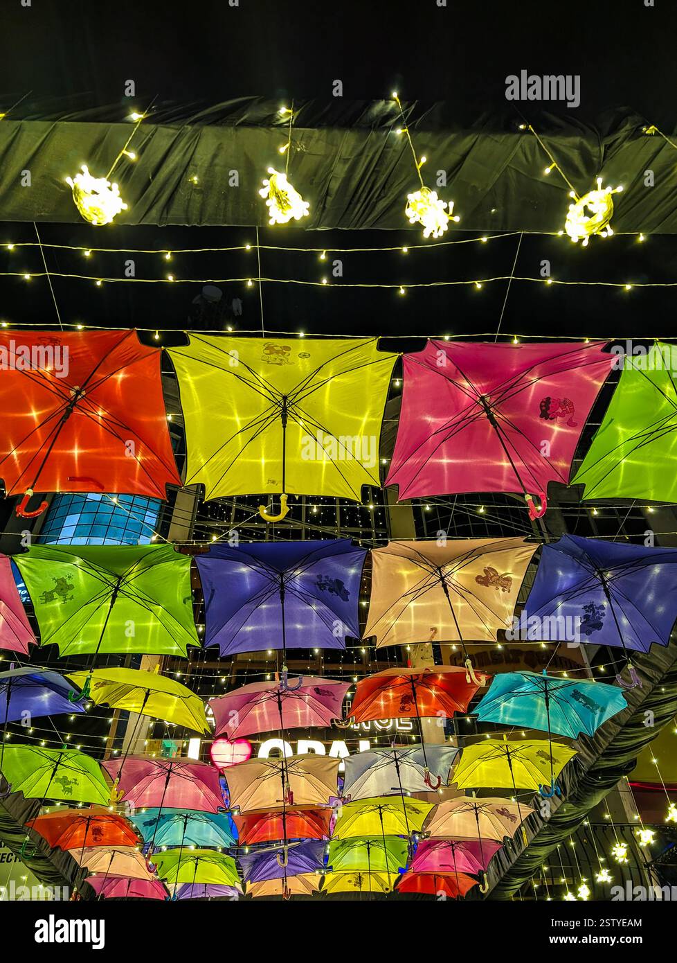 15-2025 Dehradun Uttarakhand India. Illuminazione a soffitto colorata e ombrelloni illuminati che coprono il tetto di un cortile del centro commerciale durante le feste Foto Stock