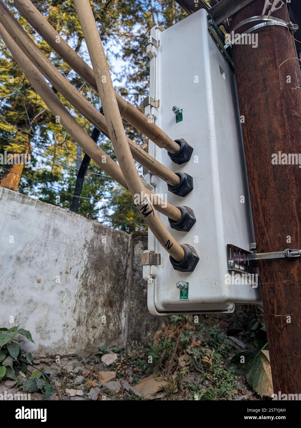 15-2025 Dehradun Uttarakhand India. Una scatola di distribuzione elettrica con cablaggio pesante e componenti del circuito a Dehradun, India. Foto Stock