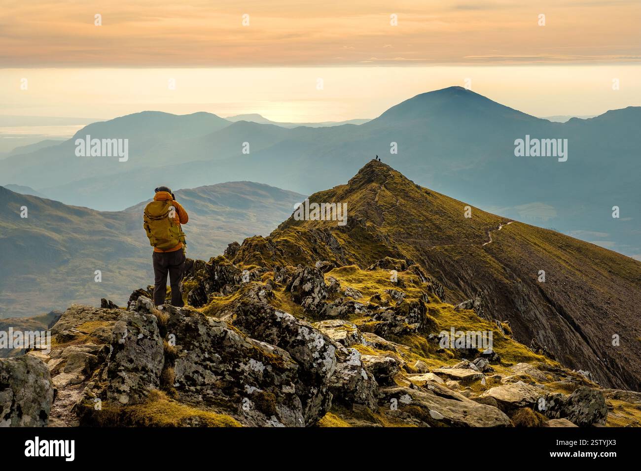 Un camminatore sul sentiero Rhyd DU attraverso la cresta sud di Snowdon / Yr Wyddfa a Eryri / Parco Nazionale di Snowdonia Foto Stock