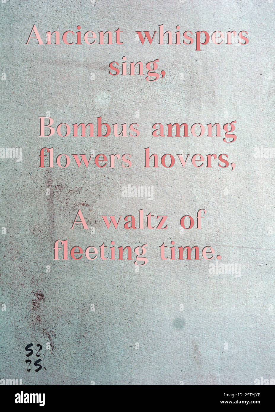 Gli antichi sussurri cantano, Bombus tra i fiori si libra, Un valzer del tempo fugace. Chandler Buchanan's Silver Writers' Guild. Arte di Zsuzsa Szikra. Poetry Art Print, Triplumes è una forma poetica unica ispirata al tradizionale haiku, composta da tre righe che catturano momenti di chiarezza, emozione e approfondimento. Nella nostra collezione abbracciamo la libertà del linguaggio, dove la fusione delle parole e la rimozione dei trattini è più di una scelta stilistica: È un modo per trasmettere unità e vicinanza tra le idee, creando un'espressione fluida e compatta che risuona con i ritmi della vita moderna. Foto Stock