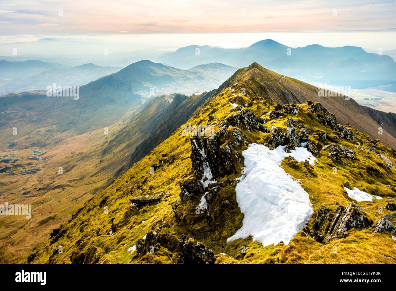 Il sentiero Rhyd DDU attraverso la cresta sud di Snowdon / Yr Wyddfa a Eryri / Parco Nazionale di Snowdonia Foto Stock