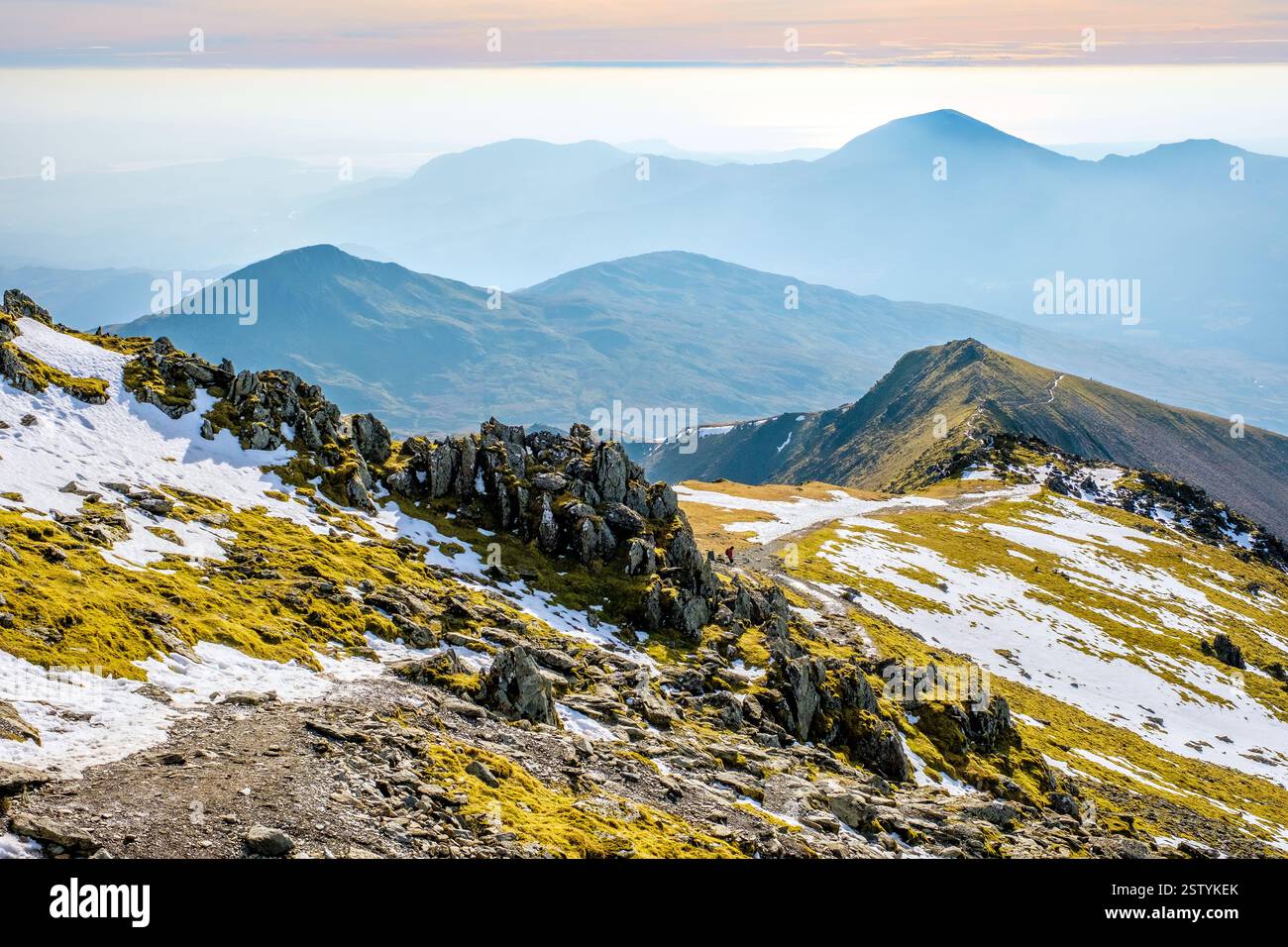 Il sentiero Rhyd DDU attraverso la cresta sud di Snowdon / Yr Wyddfa a Eryri / Parco Nazionale di Snowdonia. Moel Hebog in lontananza Foto Stock