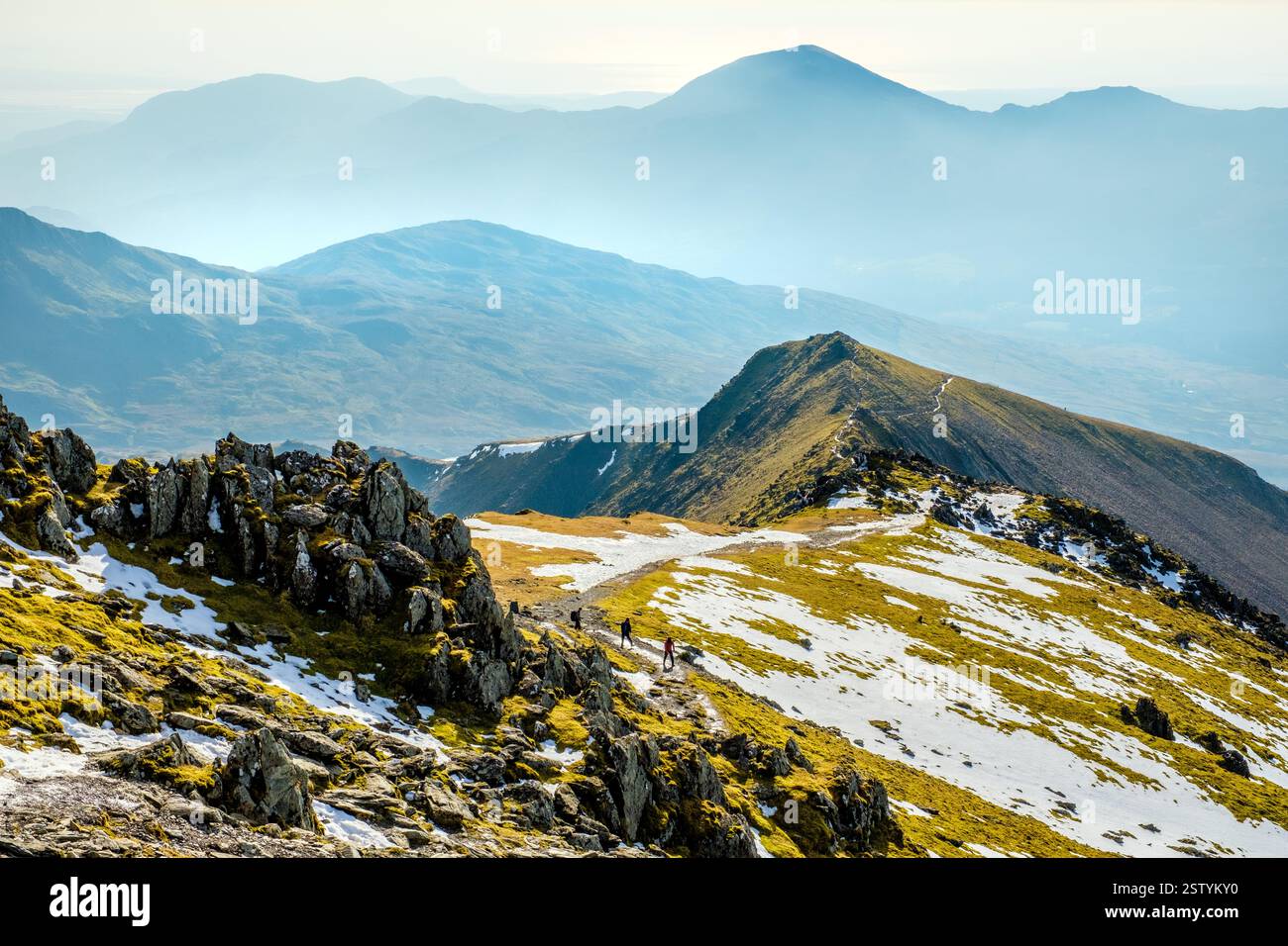 Il sentiero Rhyd DDU attraverso la cresta sud di Snowdon / Yr Wyddfa a Eryri / Parco Nazionale di Snowdonia. Moel Hebog in lontananza Foto Stock