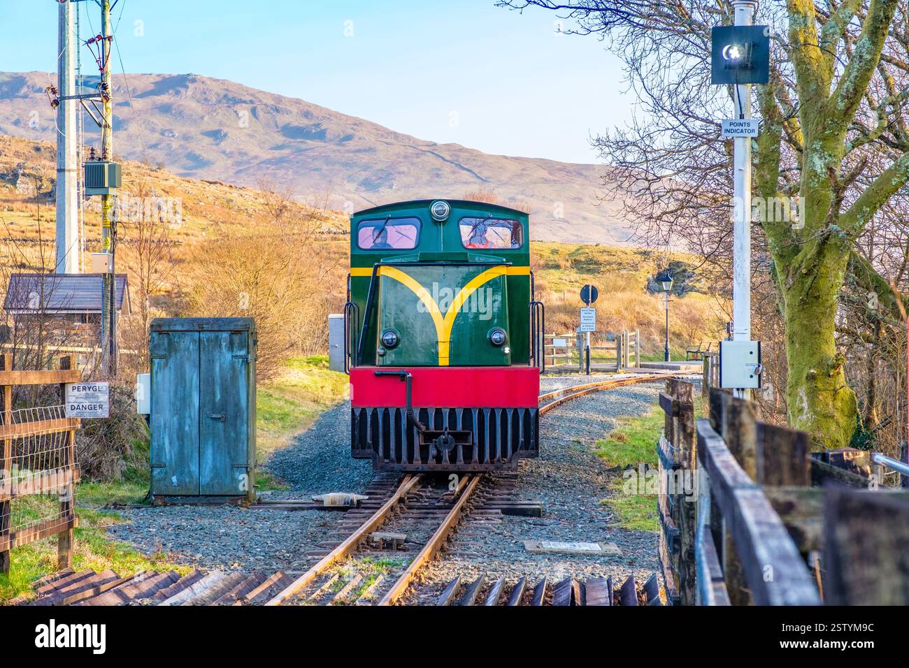Una locomotiva sulla West Highland Railway alla stazione di Rhyd DDU, Snowdonia / Eryri National Park, Galles Foto Stock