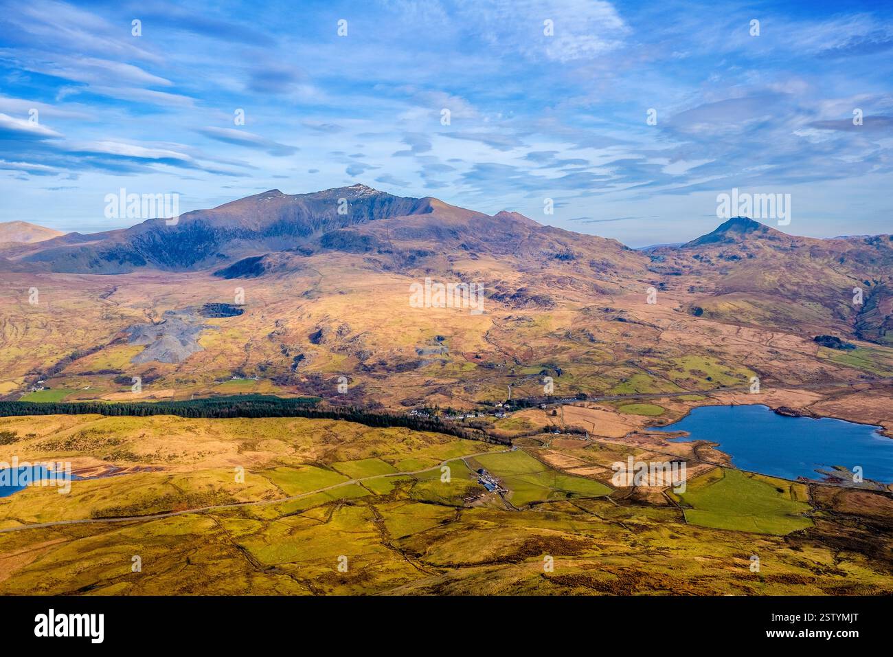 Snowdon / Yr Wyddfa visto dal Nantlle Ridge, Eryri / Snowdonia National Park, Galles, Regno Unito. Frazione di Rhyd DDU sotto la montagna Foto Stock