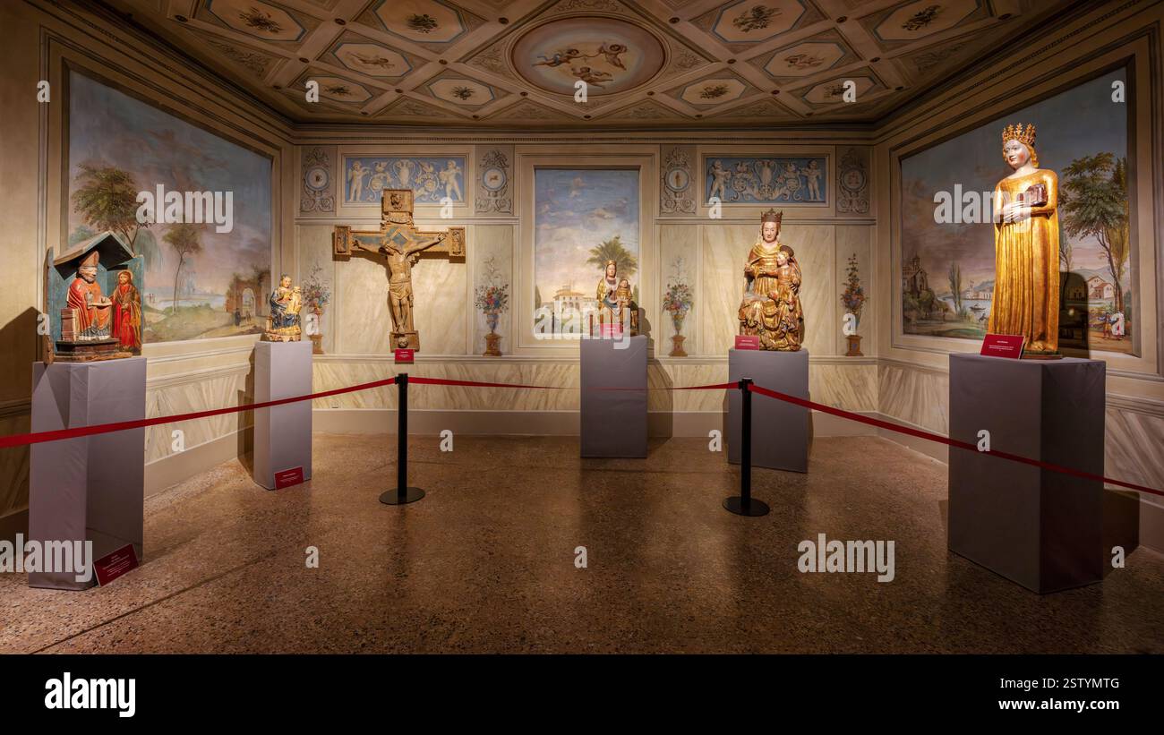 Sculture in legno gotico all'interno del Museo Diocesano (Museo Diocesano e gallerie Tiepolo). Udine, Friuli Venezia Giulia, Italia. Foto Stock