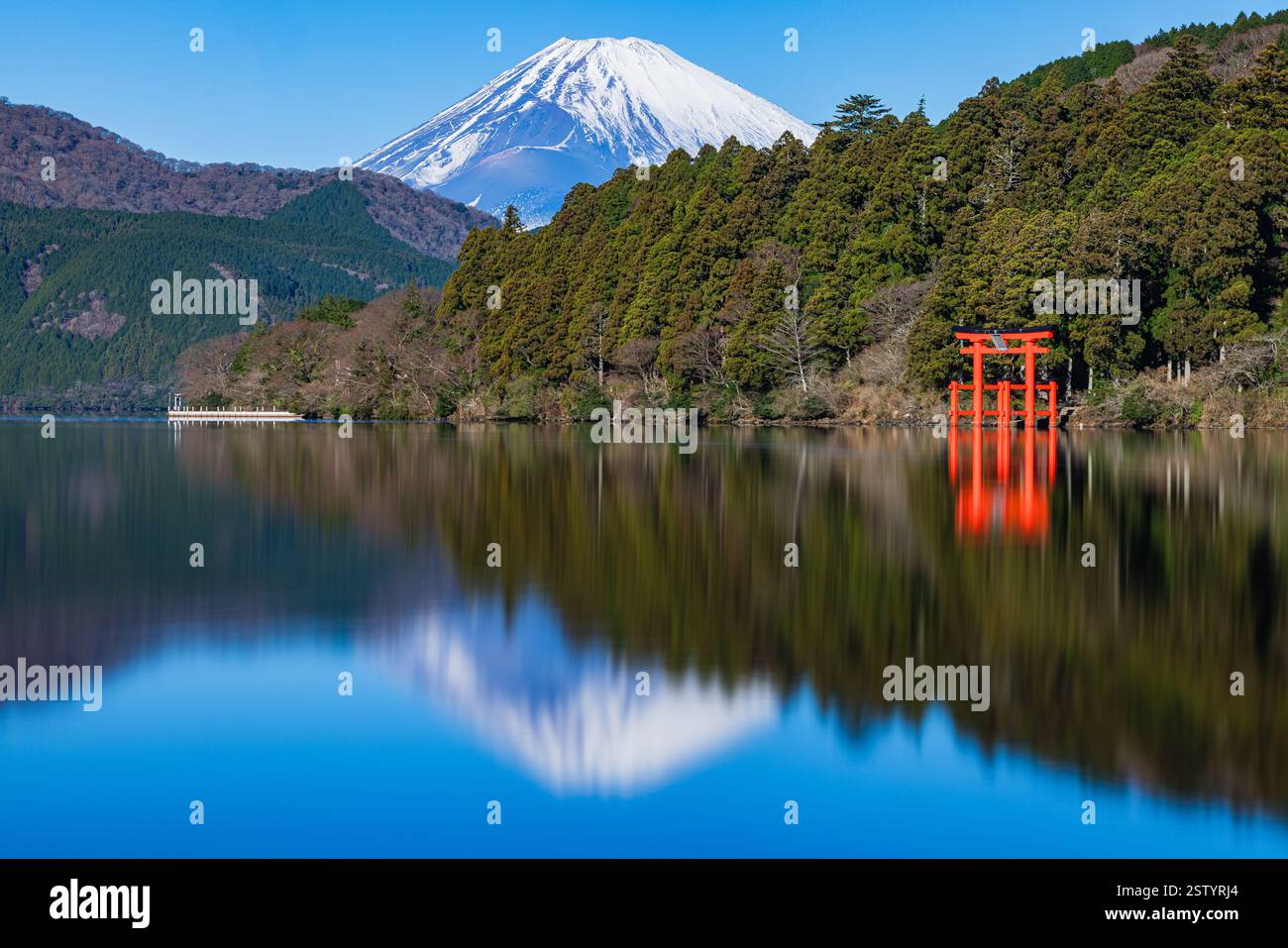 Il tranquillo torii del Santuario di Hakone, il Monte Fuji e il lago Ashinoko possono essere visti dall'ex porto di Hakone a Hakone-cho, Ashigara-shimo-gun, Kanagawa Pr Foto Stock