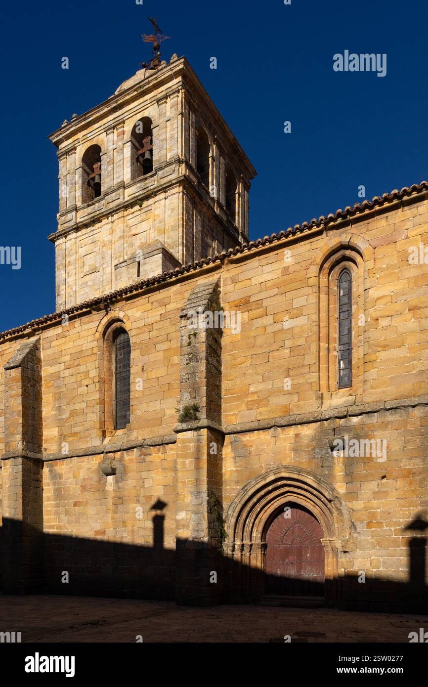 Chiesa di San Miguel nel villaggio storico di Aguilar de Campoo, Palencia, Spagna, in una giornata di sole. Foto Stock