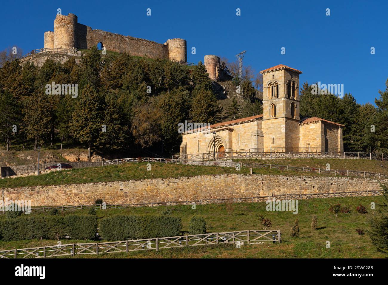 Chiesa romanica di Santa Cecilia e castello nello storico villaggio di Aguilar de Campoo, Palencia, Spagna, in una giornata di sole. Foto Stock