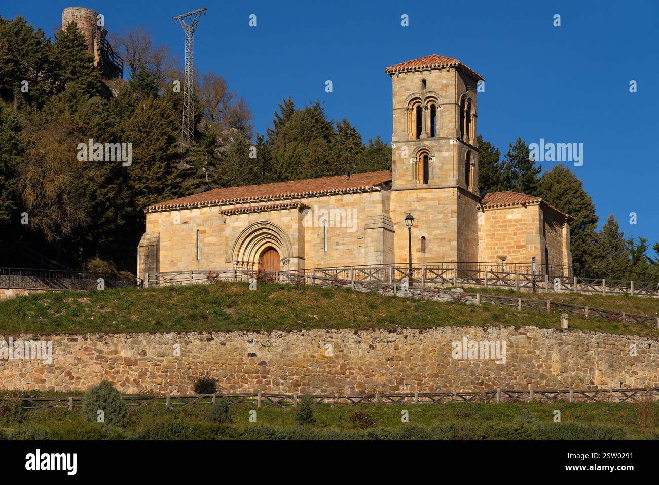 Chiesa romanica di Santa Cecilia nel villaggio storico di Aguilar de Campoo, Palencia, Spagna, in una giornata di sole. Foto Stock