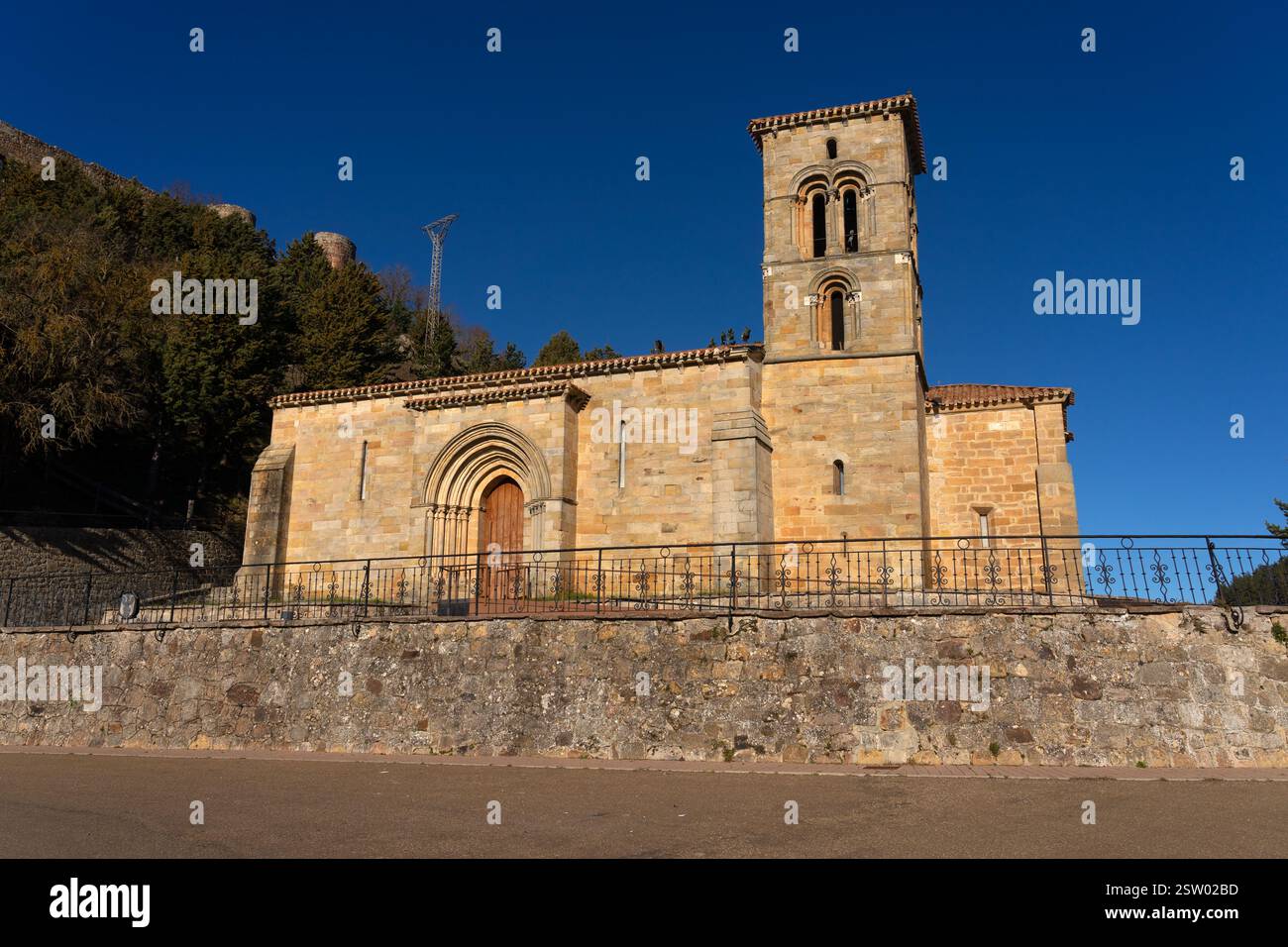 Chiesa romanica di Santa Cecilia nel villaggio storico di Aguilar de Campoo, Palencia, Spagna, in una giornata di sole. Foto Stock