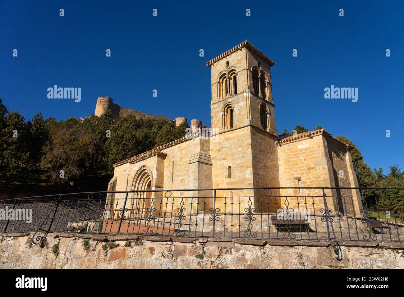 Chiesa romanica di Santa Cecilia e castello nello storico villaggio di Aguilar de Campoo, Palencia, Spagna, in una giornata di sole. Foto Stock