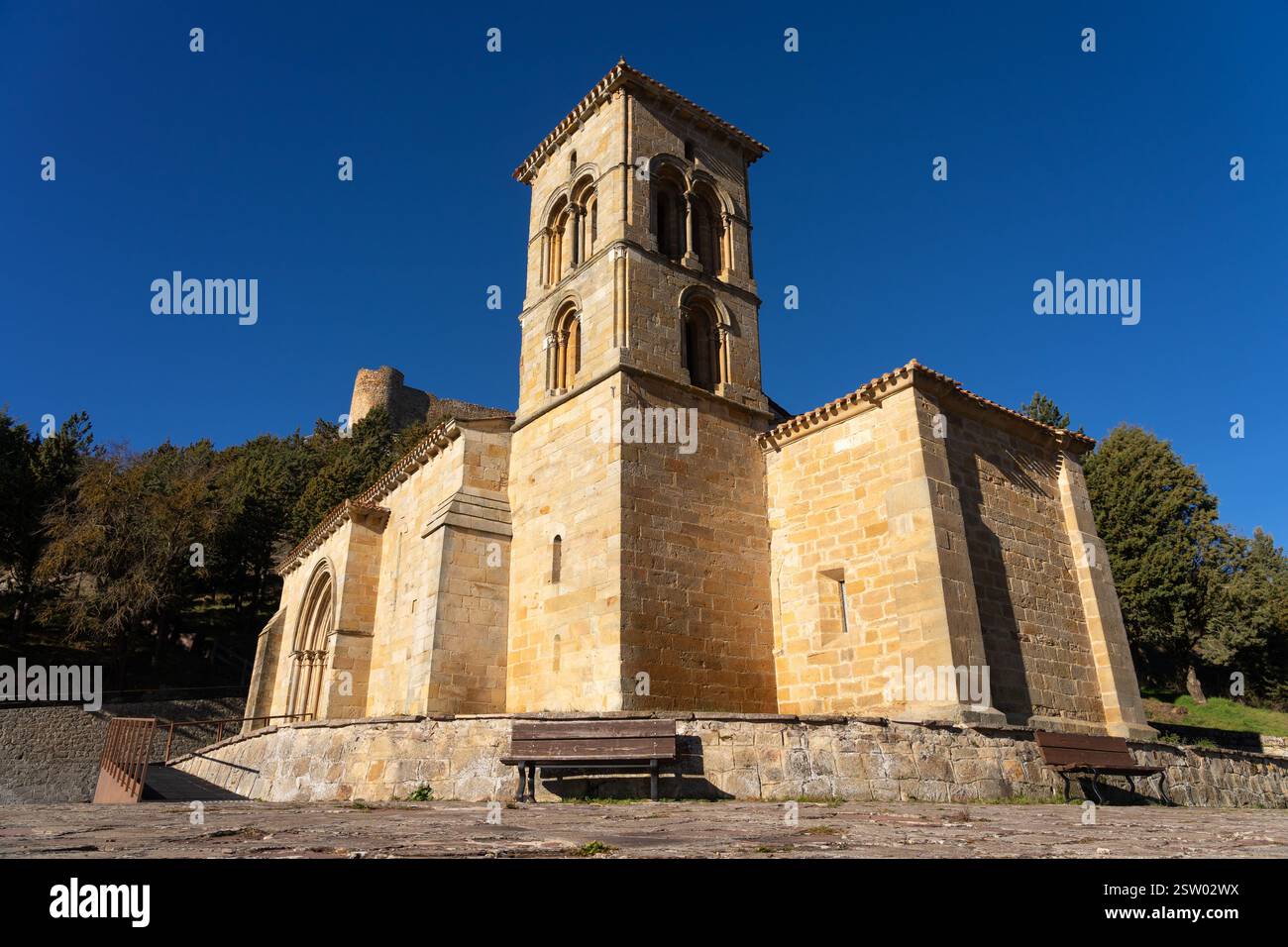 Chiesa romanica di Santa Cecilia e castello nello storico villaggio di Aguilar de Campoo, Palencia, Spagna, in una giornata di sole. Foto Stock