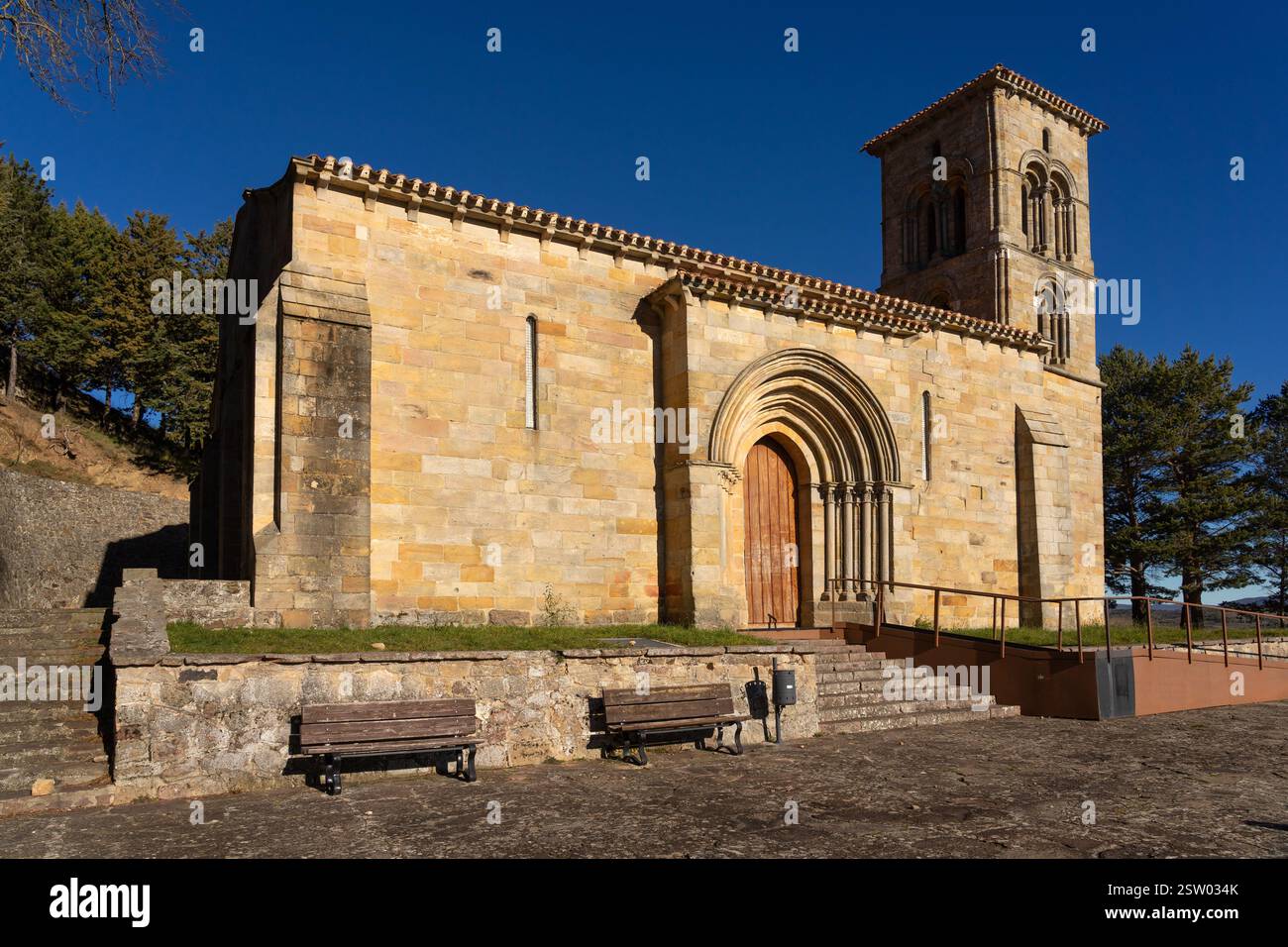 Chiesa romanica di Santa Cecilia nel villaggio storico di Aguilar de Campoo, Palencia, Spagna, in una giornata di sole. Foto Stock