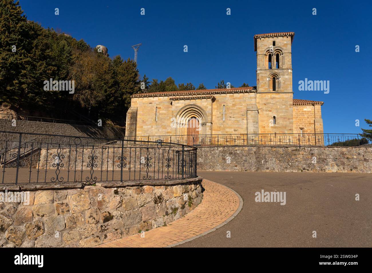Chiesa romanica di Santa Cecilia nel villaggio storico di Aguilar de Campoo, Palencia, Spagna, in una giornata di sole. Foto Stock
