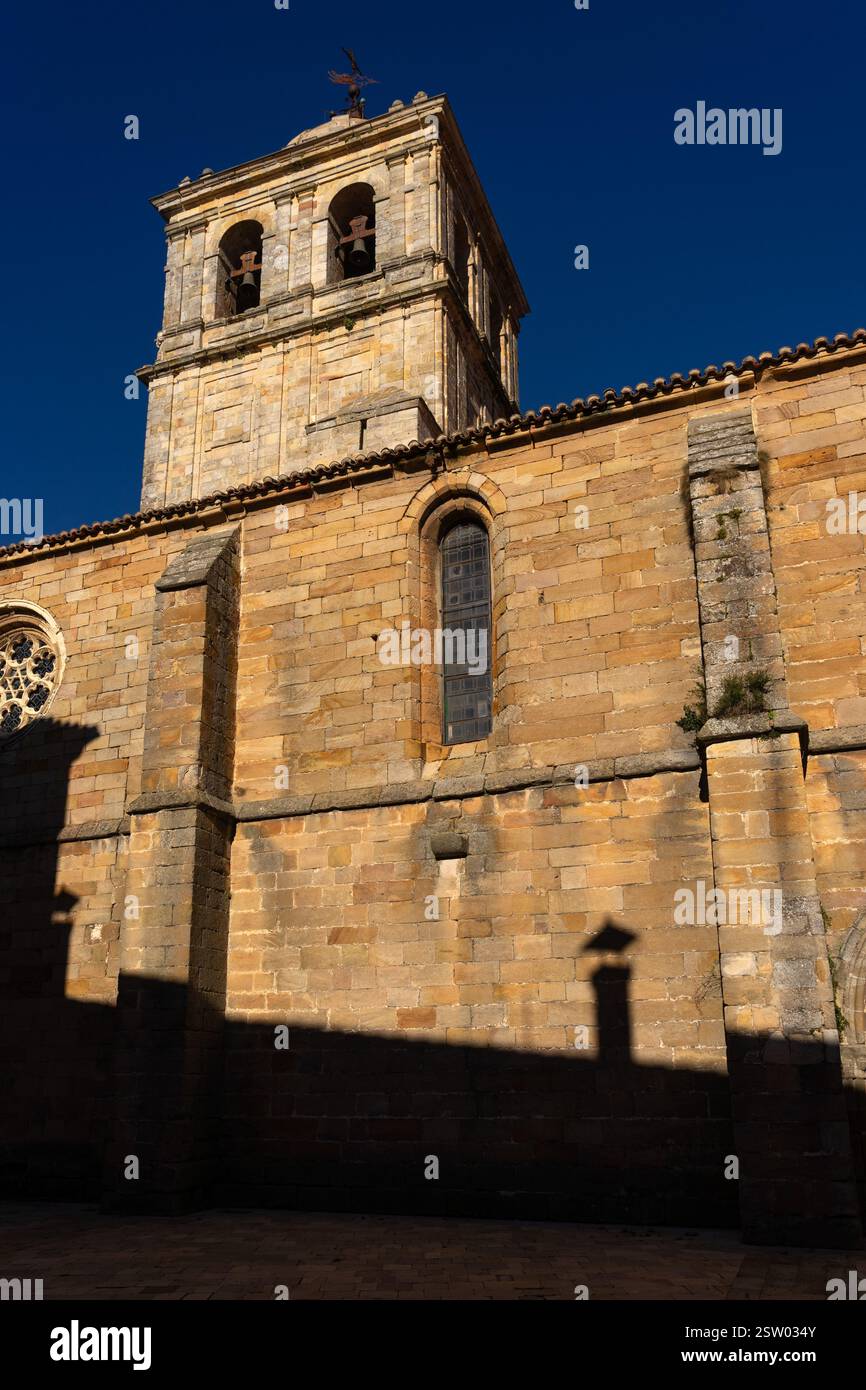 Chiesa di San Miguel nel villaggio storico di Aguilar de Campoo, Palencia, Spagna, in una giornata di sole. Foto Stock