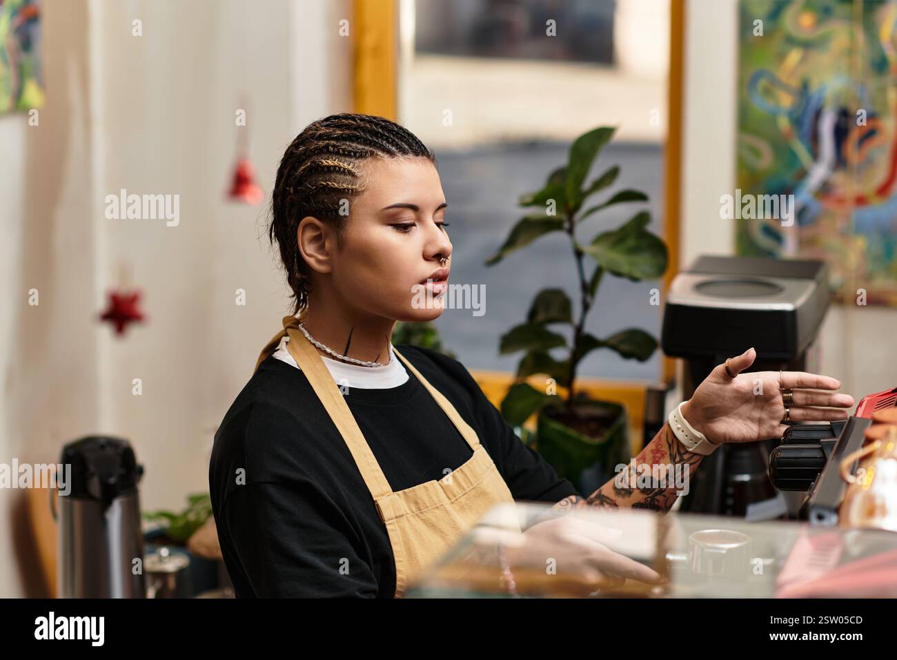 Una giovane donna con un tocco creativo serve i clienti in un vivace caffè pieno di vita ed energia. Foto Stock