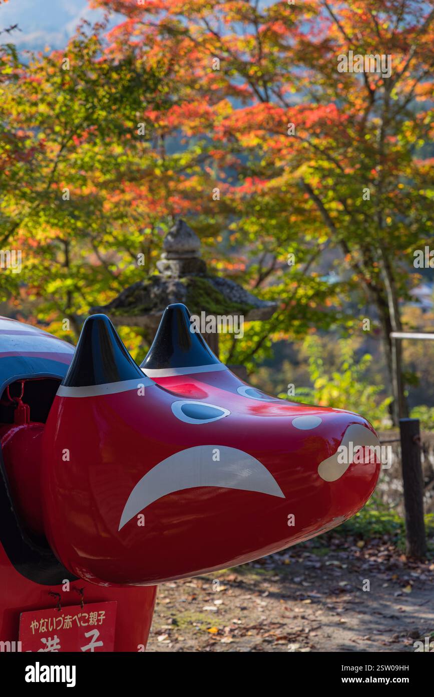 Akabeko e foglie autunnali del tempio di Enzo-ji, Fukuman Kokuzo Bodhisattva a Yanagizu-cho, Konuma-gun, prefettura di Fukushima, Giappone Foto Stock