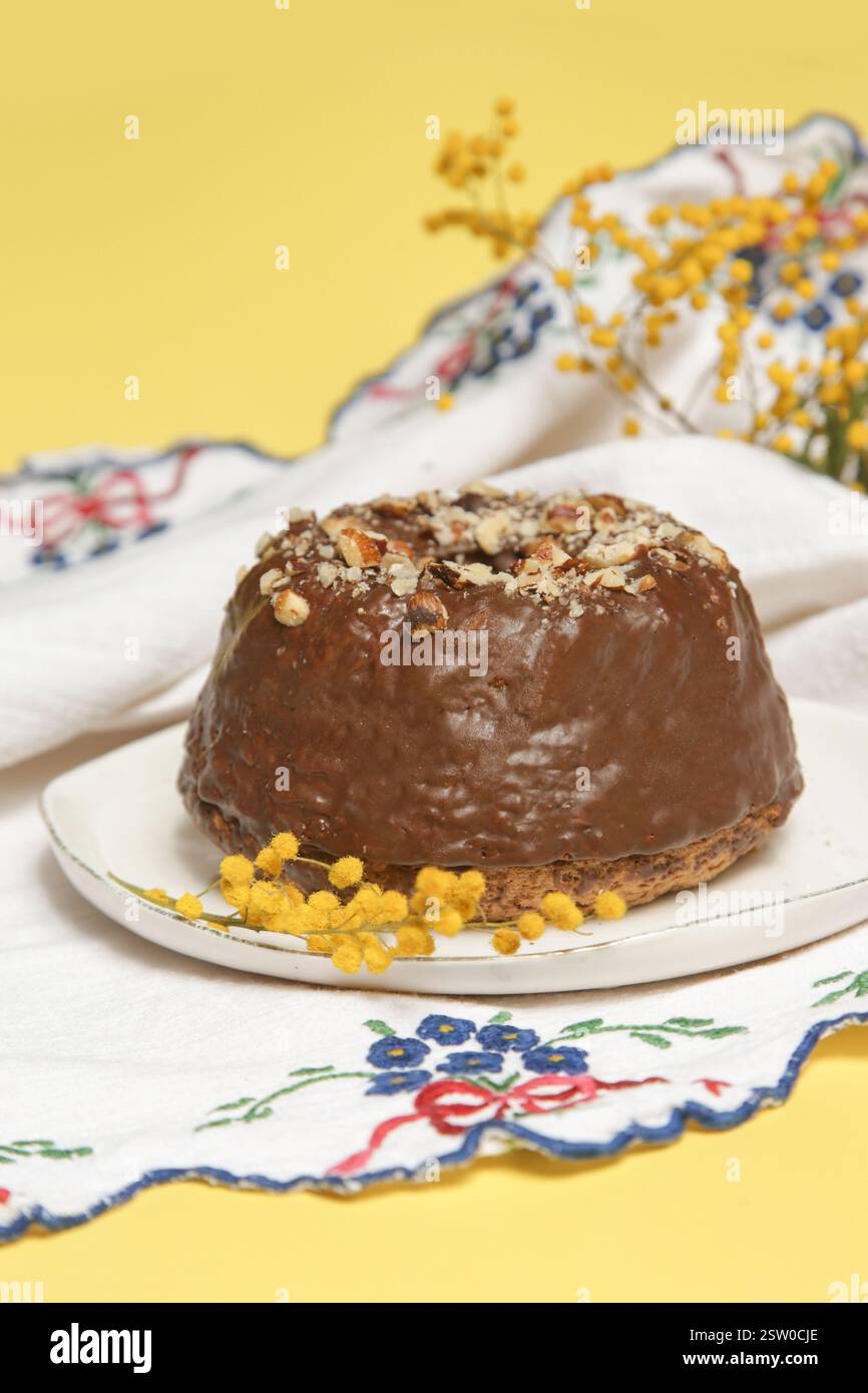 Mini delizioso kouglof al cioccolato fatto in casa, torta al cacao Foto Stock