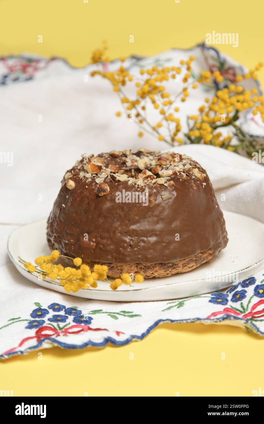 Mini delizioso kouglof al cioccolato fatto in casa, torta al cacao Foto Stock