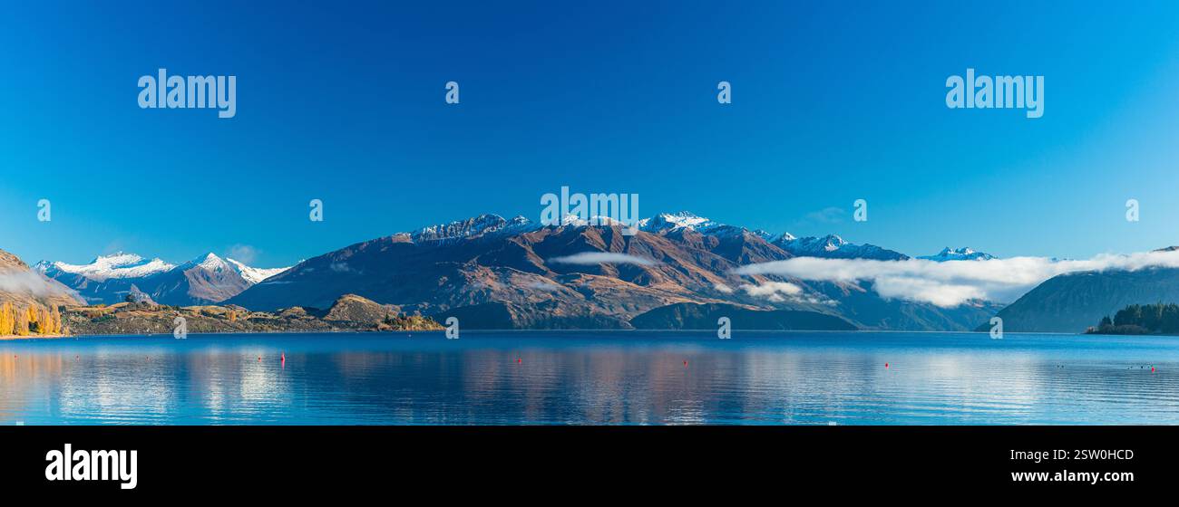 Monte alta nelle Alpi meridionali visto dal lago Wanaka nella regione di Otago in nuova Zelanda Foto Stock