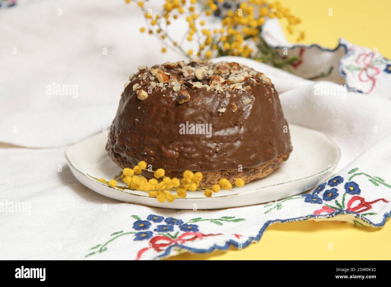 Mini delizioso kouglof al cioccolato fatto in casa, torta al cacao Foto Stock