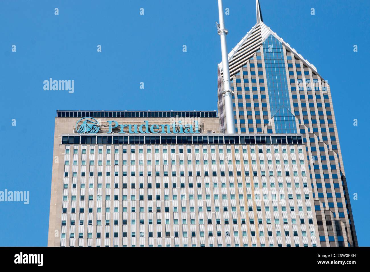 Chicago, Illinois, USA - 18 luglio 2024: Un alto edificio con il logo aziendale è esposto contro un cielo blu vibrante in un ambiente urbano. Foto Stock