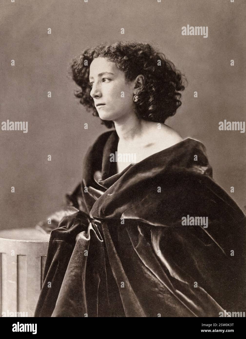 Sarah Bernhardt. Fotografia ritratto dell'attrice teatrale francese nata Henriette-Rosine Bernard (1844-1923) di Atelier Nadar, 1864 Foto Stock