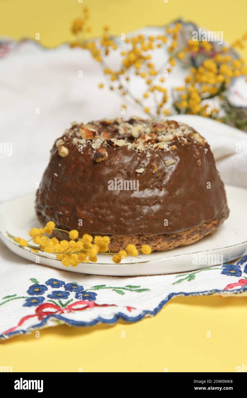 Mini delizioso kouglof al cioccolato fatto in casa, torta al cacao Foto Stock