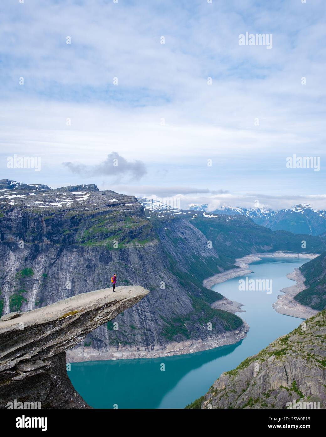 Un'escursione in solitaria sulla scogliera di Trolltunga in Norvegia Foto Stock