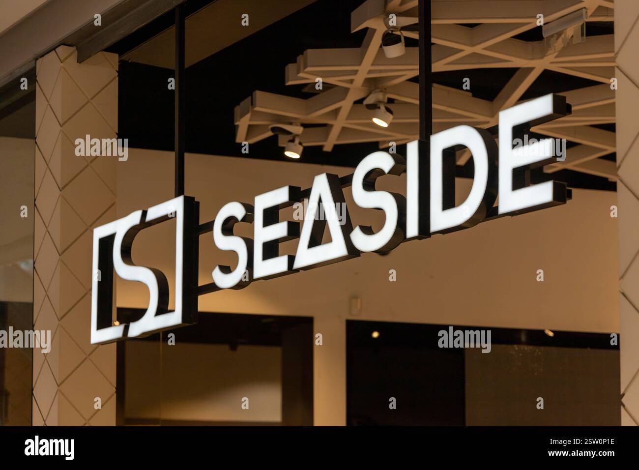 Logo del cartello sul mare nel centro commerciale Alegro. Seaside è un marchio internazionale di origine portoghese Foto Stock