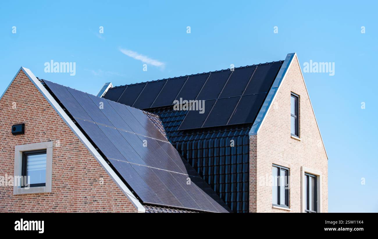 Eleganti pannelli solari su abitazioni moderne immerse nella luce del sole Foto Stock