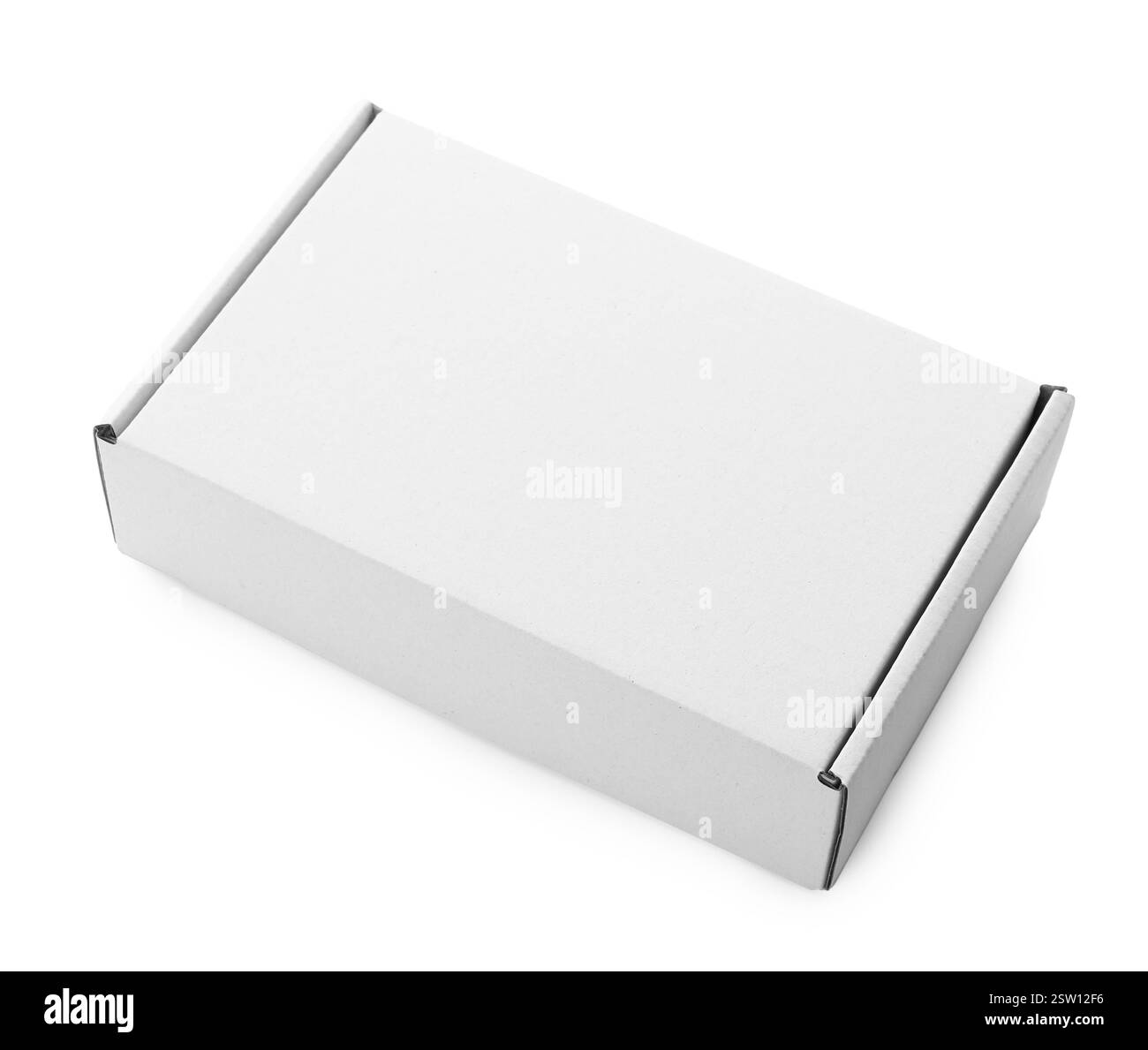 Una scatola di cartone chiusa isolata su bianco. Mockup per il design Foto Stock