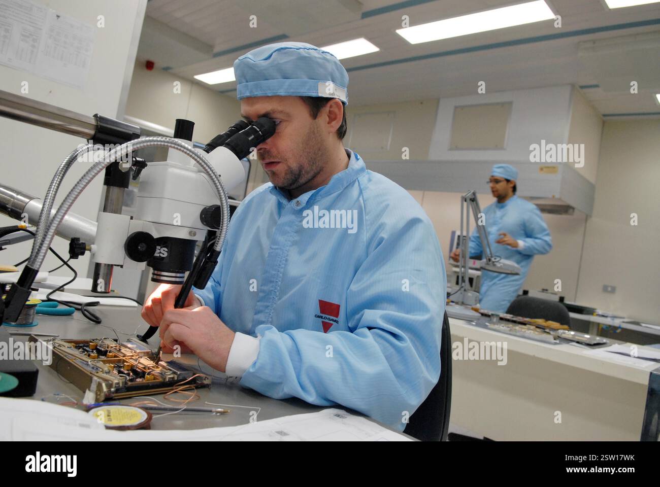 Lo spazio Gavazzi è una delle industrie italiane leader nel settore aerospaziale e delle nanotecnologie; progetta e costruisce satelliti per le telecomunicazioni e l'osservazione Hearth e sistemi per il monitoraggio del suolo; collabora con NASA, ESA (Agenzia spaziale europea), ASI (Agenzia spaziale Italiana) e stazione spaziale Internazionale (ISS); camera pulita in centro a Milano .... - la Gavazzi Space è una delle prime industrie italiane nel settore aerospaziale e delle nanotecnologie, progetta e costruisce satelliti per le telecomunicazioni e per l'osservazione terrestre e sistemi di monitoraggio ambientale della ter Foto Stock