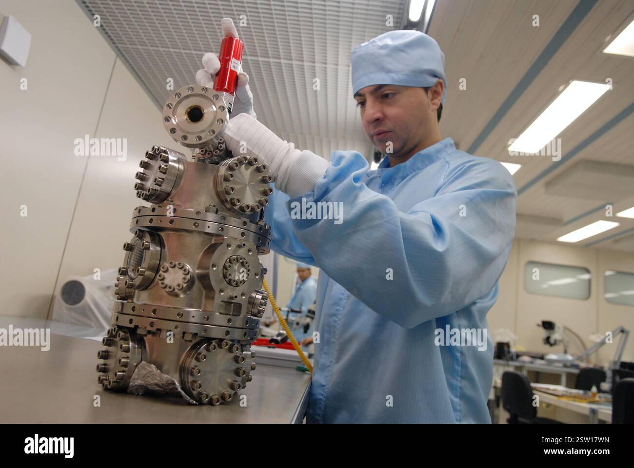 Lo spazio Gavazzi è una delle industrie italiane leader nel settore aerospaziale e delle nanotecnologie; progetta e costruisce satelliti per le telecomunicazioni e l'osservazione Hearth e sistemi per il monitoraggio del suolo; collabora con NASA, ESA (Agenzia spaziale europea), ASI (Agenzia spaziale Italiana) e stazione spaziale Internazionale (ISS); camera pulita in centro a Milano .... - la Gavazzi Space è una delle prime industrie italiane nel settore aerospaziale e delle nanotecnologie, progetta e costruisce satelliti per le telecomunicazioni e per l'osservazione terrestre e sistemi di monitoraggio ambientale della ter Foto Stock